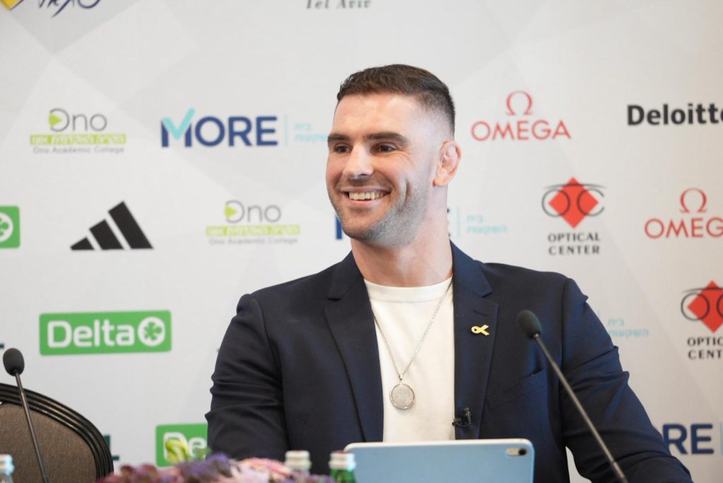 ניהול מסיבת העיתונאים לפרישתו של פיטר פלצ'יק